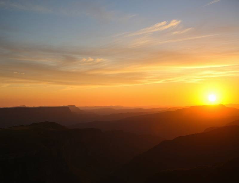 Breathtaking sunset over the Blue Mountains, showcasing the landscape photography course focus